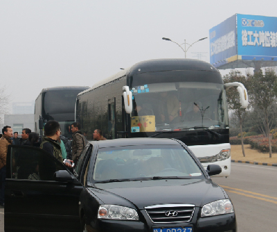铲运客户乘坐河南路友班车到达让球网厂家