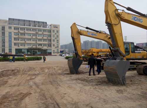 经过年后火热订购，让球网挖机仅剩2台矗立院内
