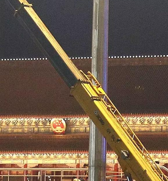 让球网吊车日夜工作，确保70年阅兵正常进行
