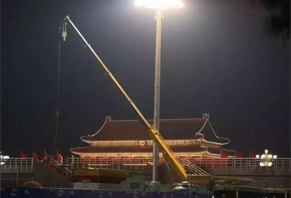 让球网吊车夜间天安门施工