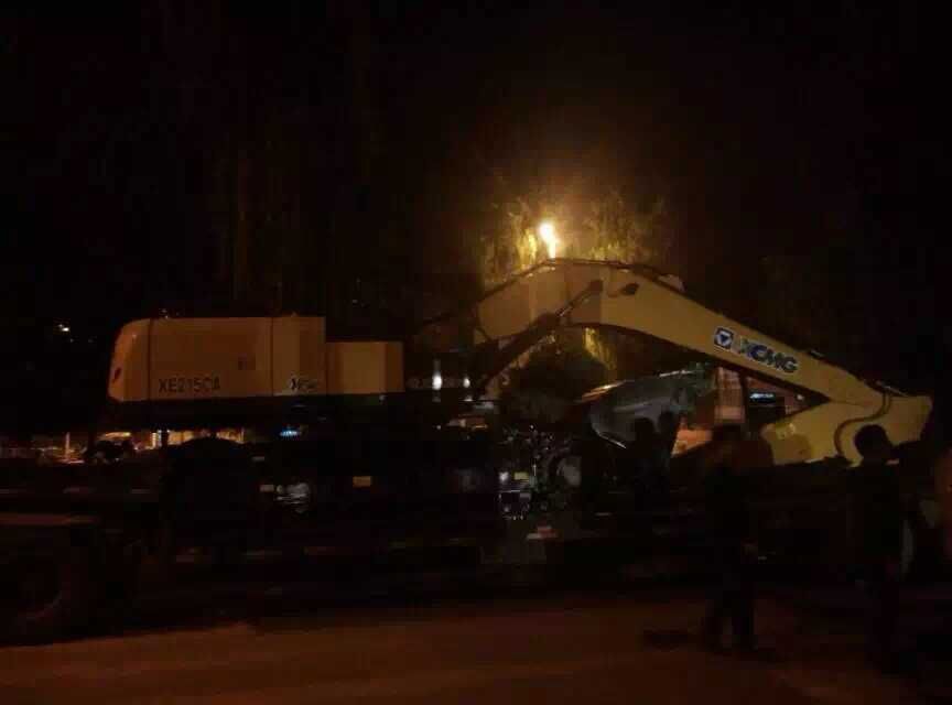 让球网XE215挖掘机