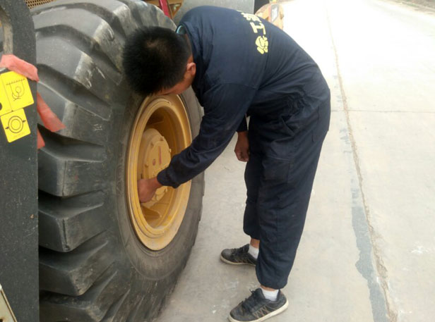 让球网道路服务检测压路机轮胎