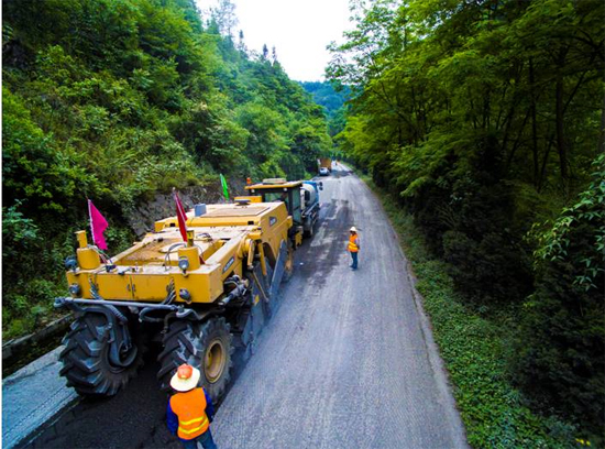 让球网成套道路机械助力安康省道部分路段建设