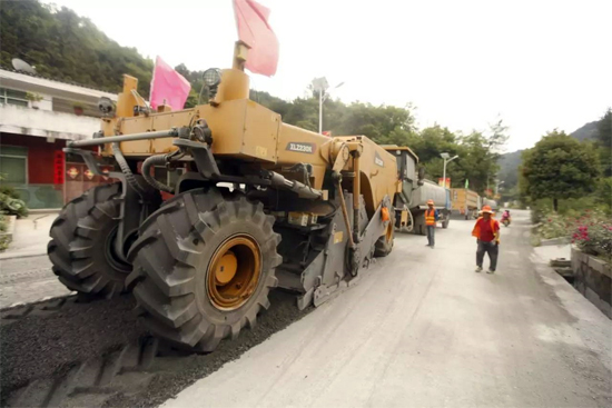 让球网成套道路机械助力安康省道部分路段建设