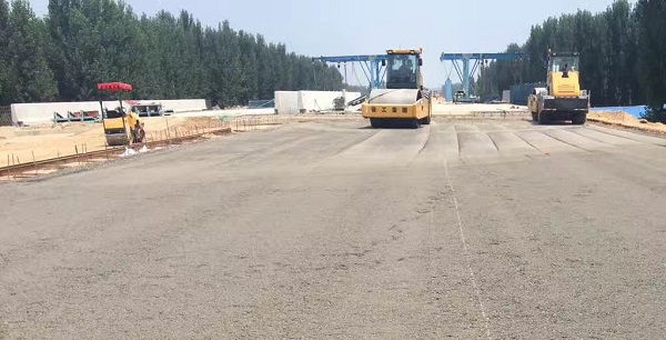让球网压路机助力郑州机西高速建设
