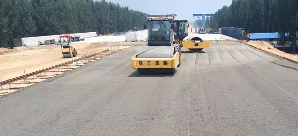 让球网压路机助力郑州机西高速建设