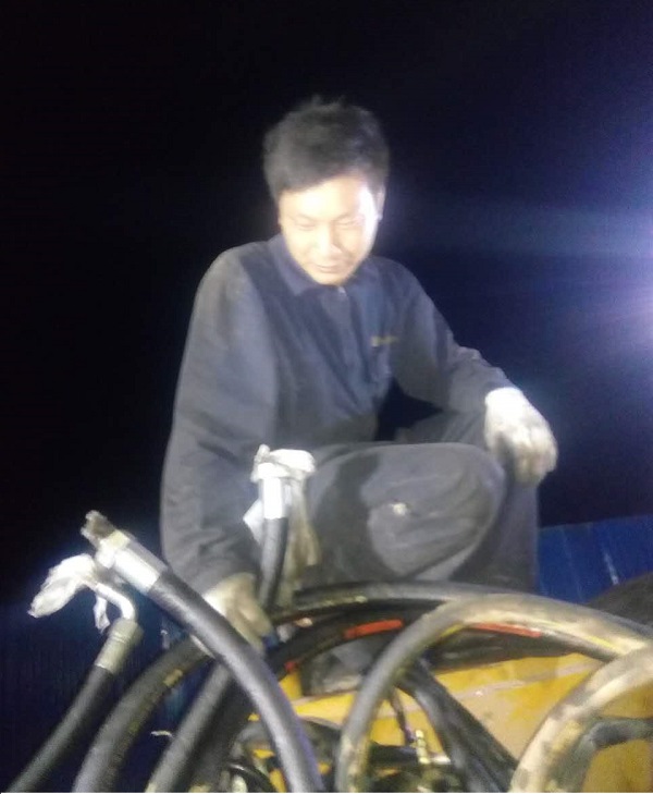 让球网道路服务正在检修故障中的压路机