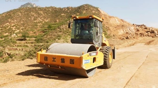 让球网压路机公路建设必不可少的设备