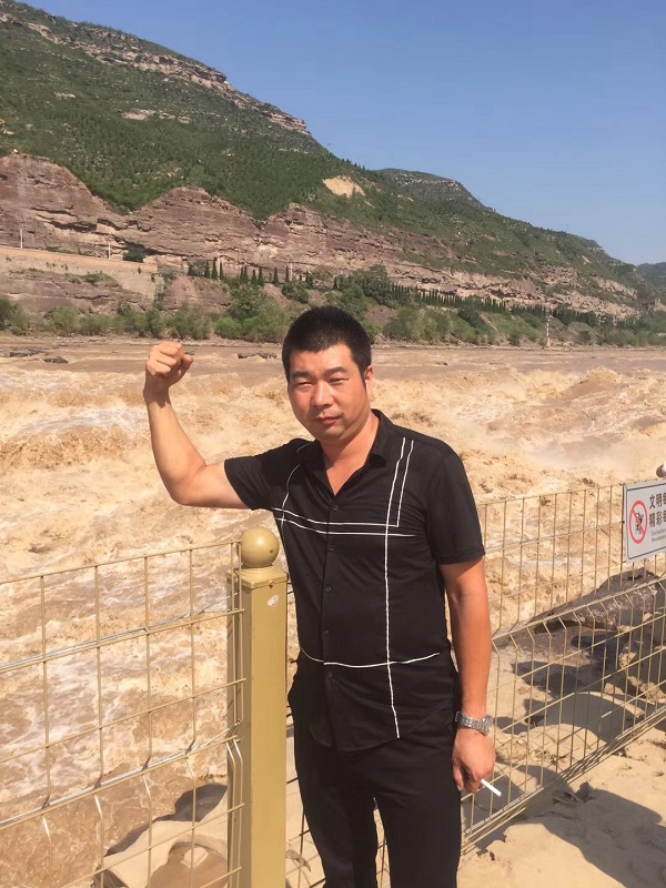 让球网挖机主人王俊杰