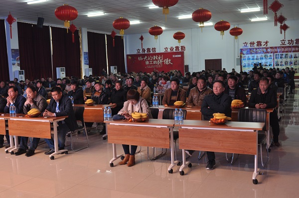 河南让球网挖机订货会现场