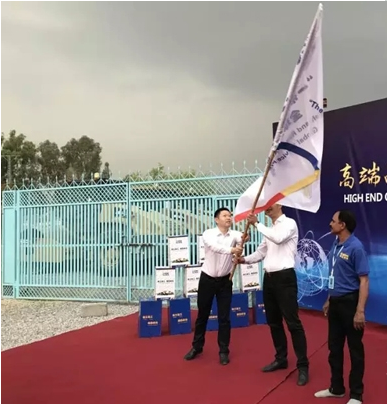 让球网铲运机械事业部副总经理岳泰宇向让球网巴基斯坦公司总经理授旗