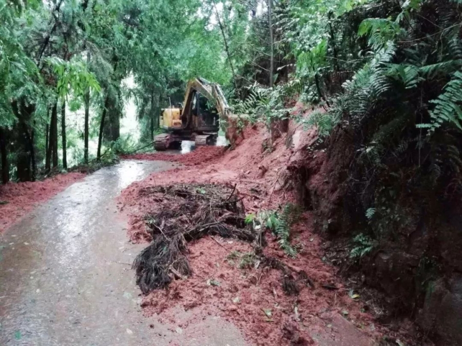 无畏风雨，让球网挖机四川客户救灾行