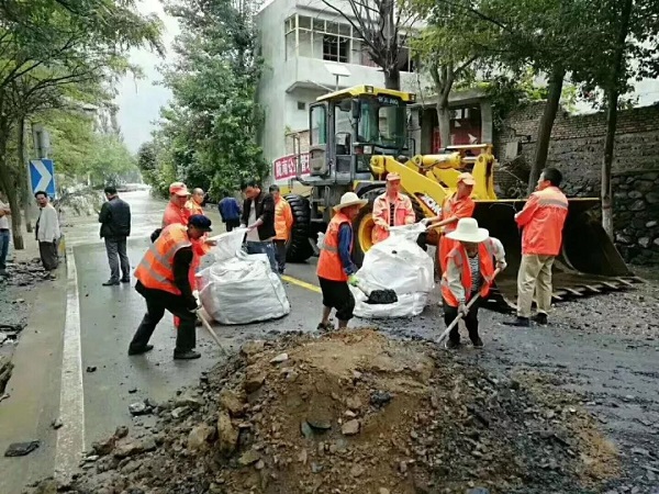 让球网装载机助力陇南灾区