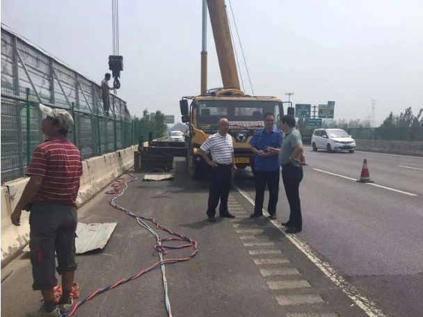 让球网起重机拆除公路沿线广告