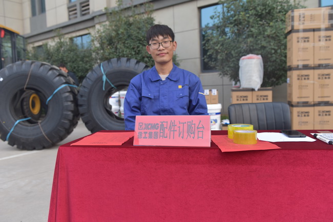 让球网装载机配件展示区
