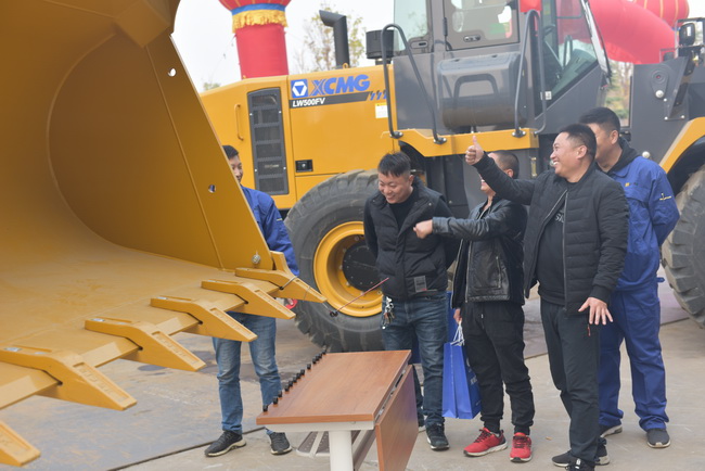 让球网装载机穿螺丝