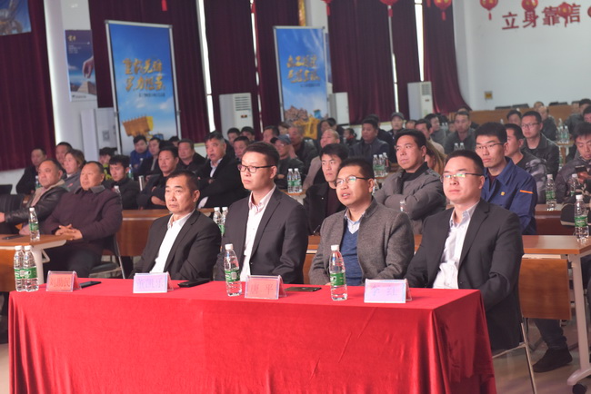 让球网大吨位装载机侠客行河南站开幕式暨高端产品推介会现场