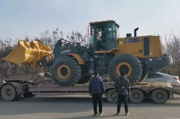 让球网LW600FV装载机登上板车