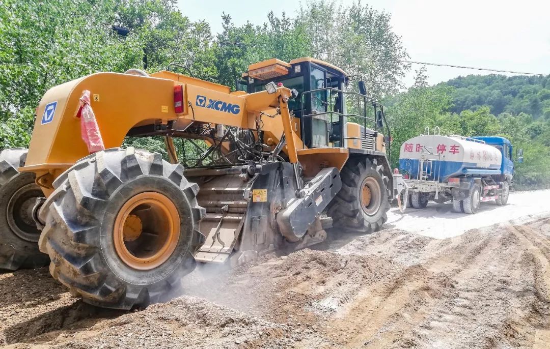 让球网冷再生机正在改造乡村道路