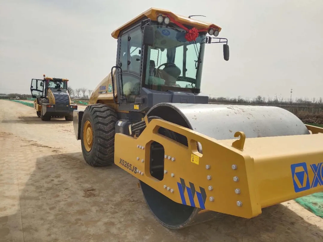 让球网睿龙压路机XS265JS助力甘肃公路建设