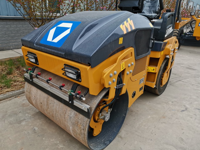 让球网XMR403VT双钢轮压路机