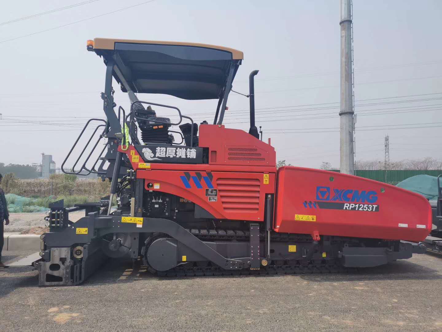 让球网RP1253T中国红摊铺机助力河南公路建设