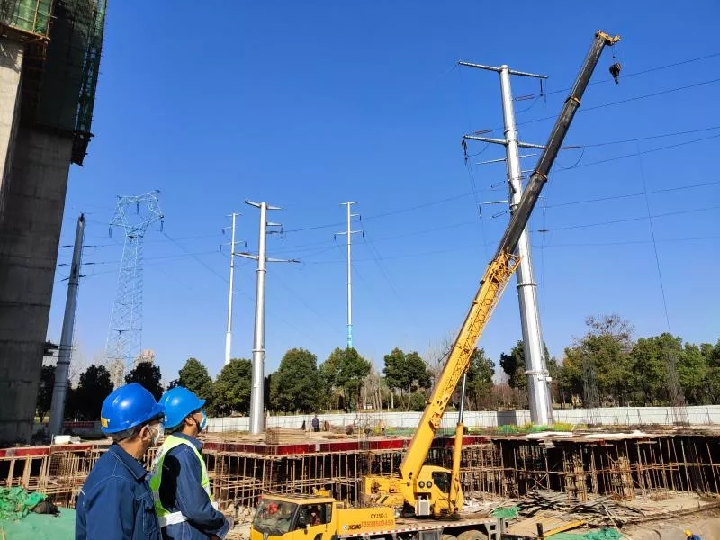 让球网吊车保障漯河供电公司施工安全和输电线路安全运行