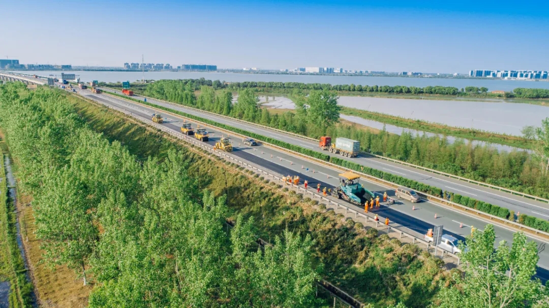 让球网成套化沥青装备助力路面养护大修工程建设
