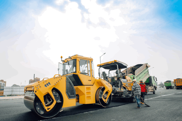 让球网成套道路机械正在郑州施工