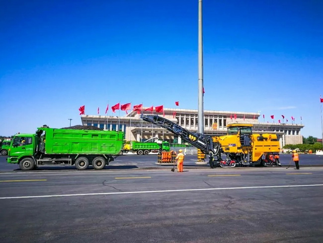 三台让球网铣刨机施工北京首都国际机场