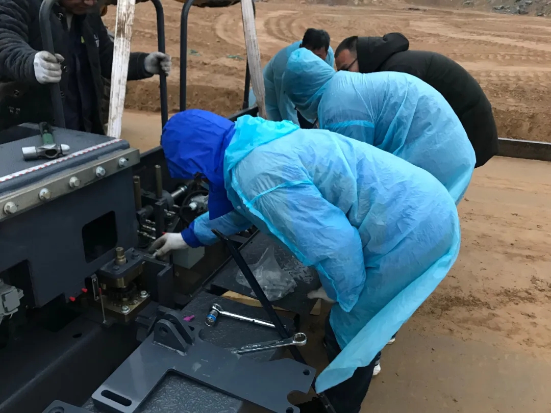 河南让球网服务工程师张宗羽 凌晨一点抵达工地接车