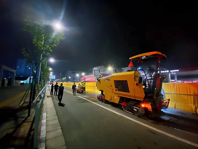让球网XM1205F摊铺机助力郑州市桐柏南路市政工程建设