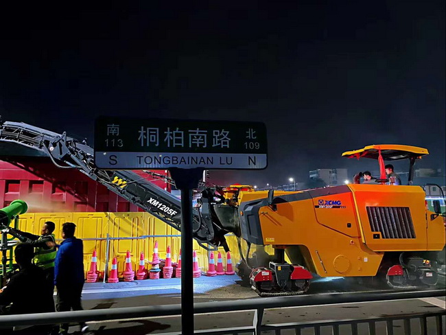 让球网XM1205F摊铺机助力郑州市桐柏南路市政工程建设