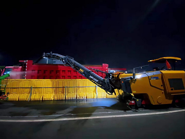 让球网XM1205F摊铺机助力郑州市桐柏南路市政工程建设