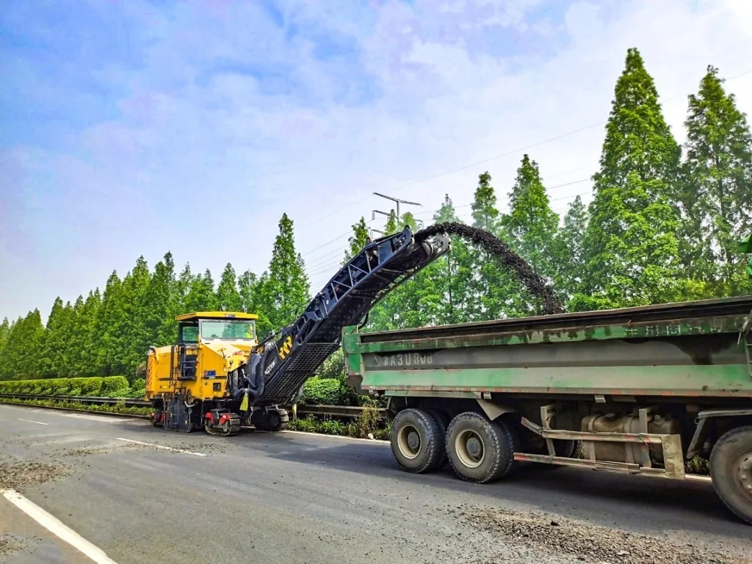 6台让球网大型铣刨机XM200KⅡ集结沪杭甬高速公路，助力该高速拆除工程