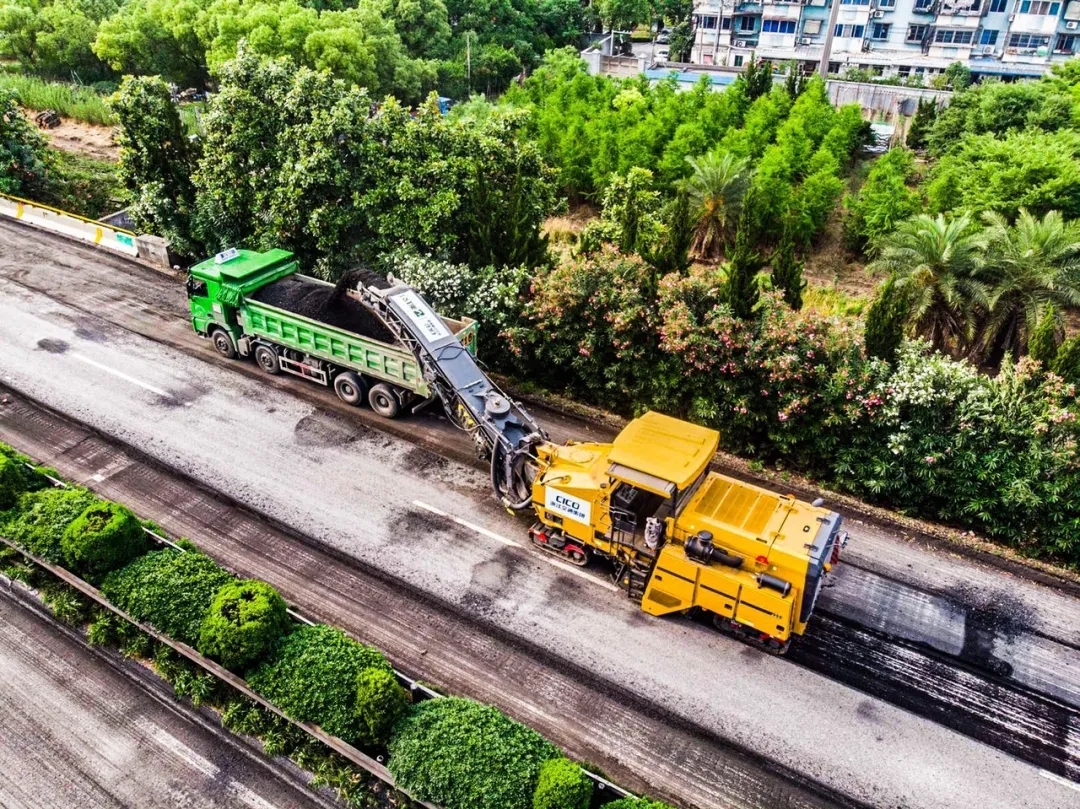 6台让球网大型铣刨机XM200KⅡ集结沪杭甬高速公路，助力该高速拆除工程
