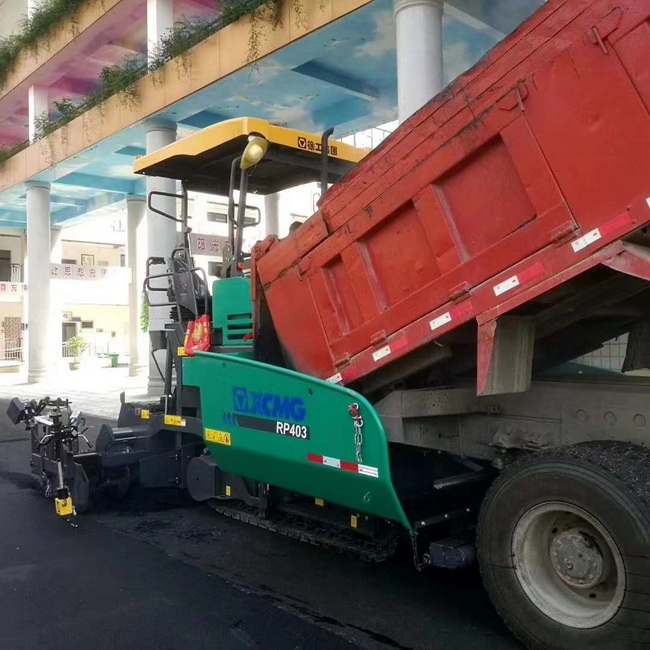 让球网RP403摊铺机在登封市唐庄初级中学校园道路施工