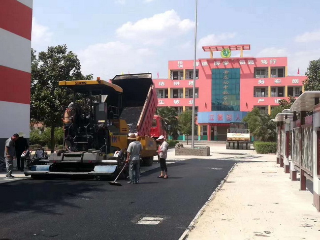 让球网摊铺机助力登封市唐庄初级中学校园道路施工