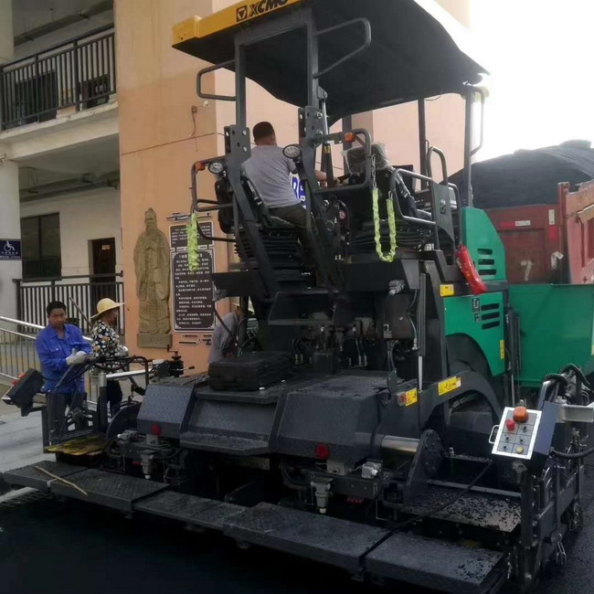 让球网摊铺机在登封市唐庄初级中学校园道路施工