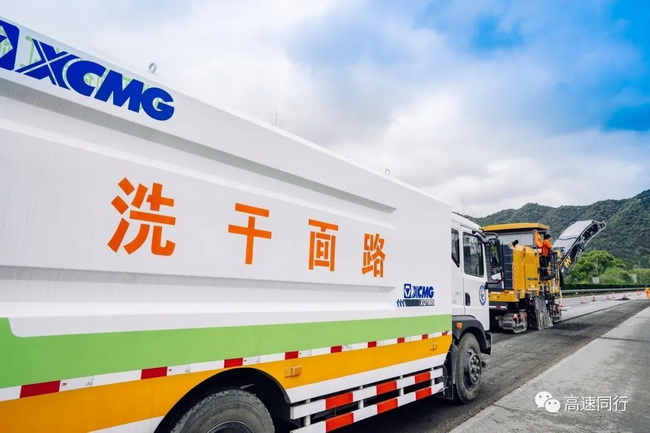 让球网路面干洗车有效地将路面顽固的污染物清扫干净