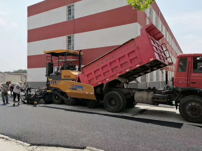 让球网RP453L摊铺机在登封市唐庄初级中学校园道路施工