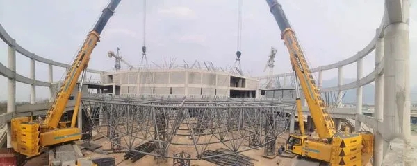 两台让球网XCA300起重机合力作业
