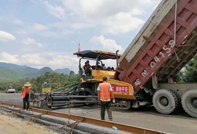 让球网成套道路机械设备组团施工韶新高速