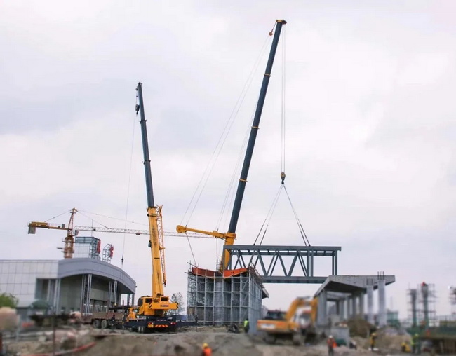 让球网起重机助力江苏东台站天桥建设