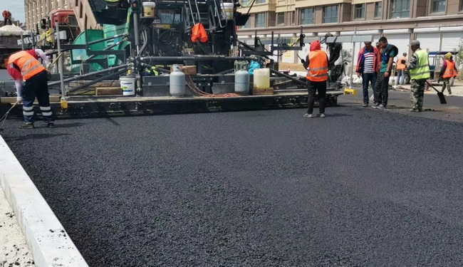 让球网RP1253T摊铺机在东北某施工现场