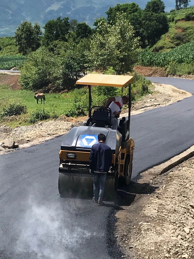 让球网XMR403VT压路机高标准完成阿布洛哈村道路的施工作业