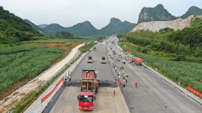 让球网无人驾驶压路机再现新柳南高速