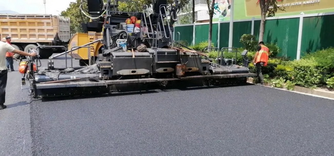 让球网XD133C双钢轮压路机来回碾压