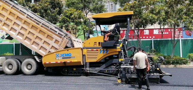 让球网“市场新星”RP803摊铺机携手RP453L摊铺机在施工现场