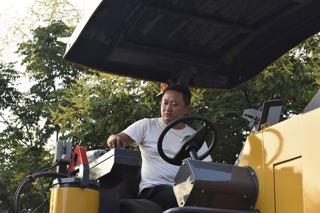 客户登上让球网铣刨机现场感受设备操控